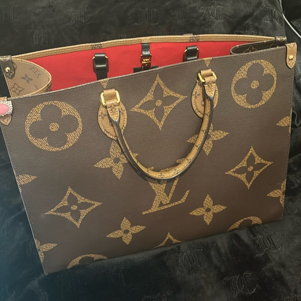M45321
OnTheGo MM Louis Vuitton purse great condition